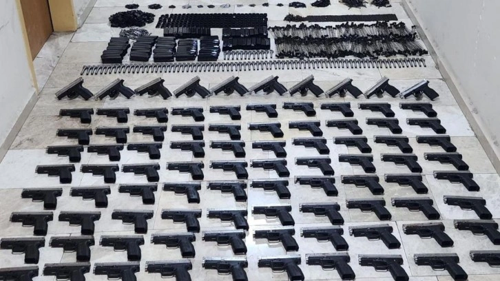 Silah kaçakçılarına darbe! Otomobilden cephanelik çıktı