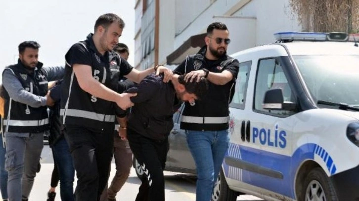 Silah ka&ccedil;ak&ccedil;ısının kızı ve yeğeni, otogarda teslimat sırasında yakalandı