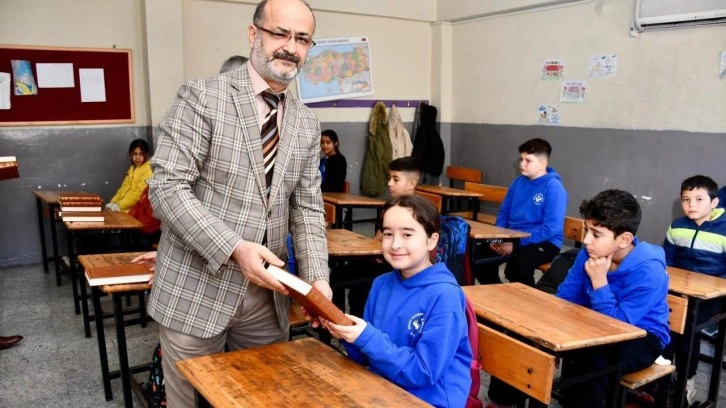 Silifke&rsquo;de anlamlı hareket: &Ouml;ğrencilere Kur&rsquo;an-ı Kerim hediye edildi
