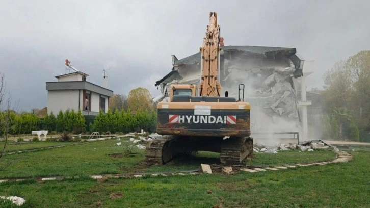 Sinem'in bıçaklanarak öldürüldüğü villa yıkıldı