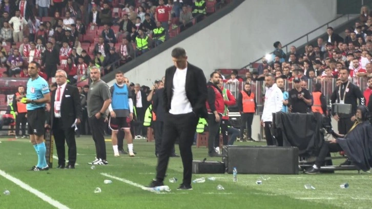 Sırtına su şişesi çarpan Kayserispor'un hocasına kırmızı kart