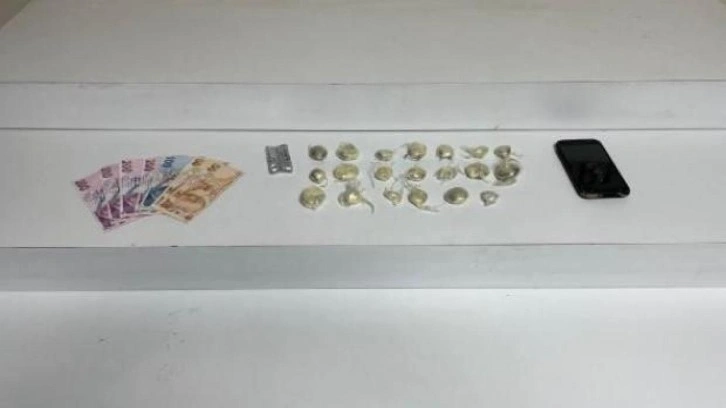 Şişli'de motosikletle uyuşturucu satarken su&ccedil;&uuml;st&uuml; yakalandı