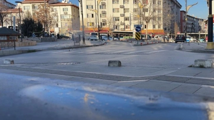 Sivas'ta emniyeti harekete ge&ccedil;iren kutu: Bomba imha ekipleri &ccedil;ağırıldı!