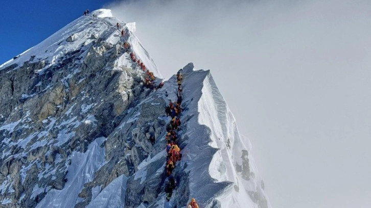 Son dakika: Everest Dağı'nın tepesinde 1000 kişi mahsur kaldı!