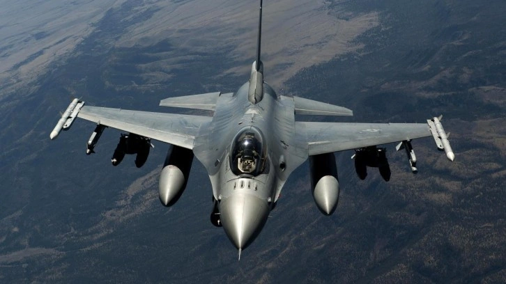 Son dakika: İsrail'e ait F-16 savaş uçağı taşıdığı bombayı düşürdü