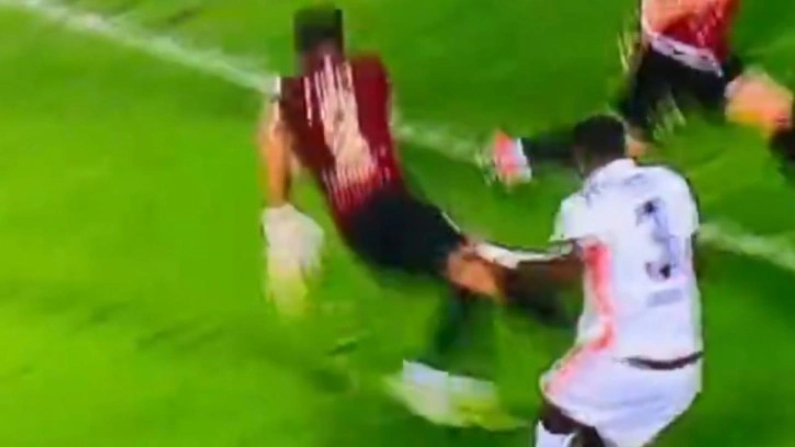 Son dakikada penaltı krizi!! Hakem VAR'a rağmen karar değiştirmedi