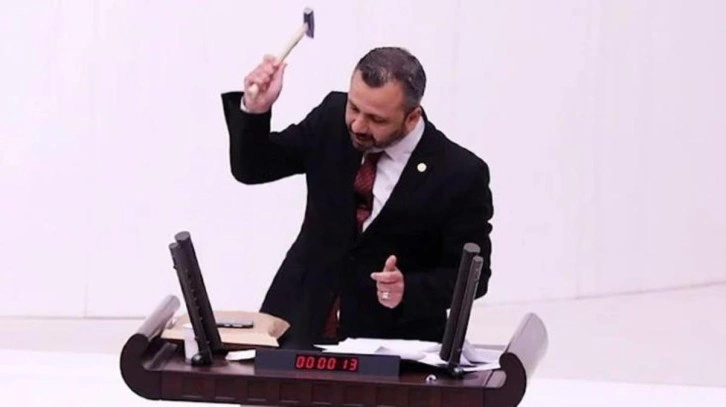Sosyal medya yasasını protesto eden CHP'li vekil, Meclis'te &ccedil;eki&ccedil;le telefonunu kırdı