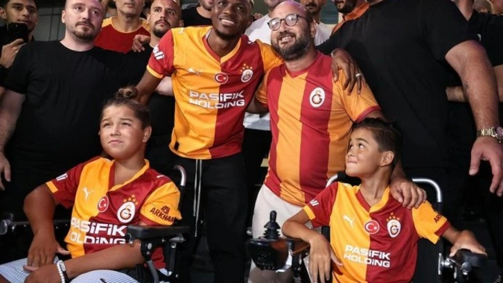 Sosyal medyada tarih yazıldı! Osimhen'in iki aylık maaşını taraftar çıkardı