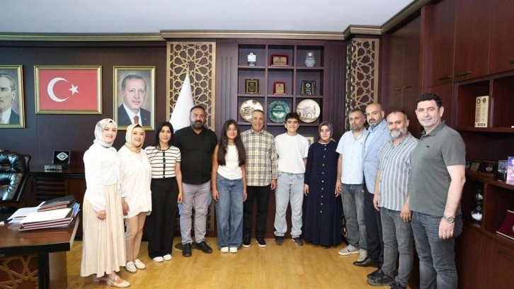 Sultangazi'de LGS'de birinci olan iki öğrenci, Abdurrahman Dursun’u ziyaret etti