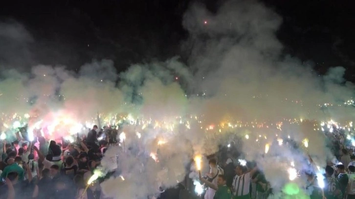 Süper Lig'in eski efsanesi kuruluş yılını kutladı! Binlerce meşale yandı