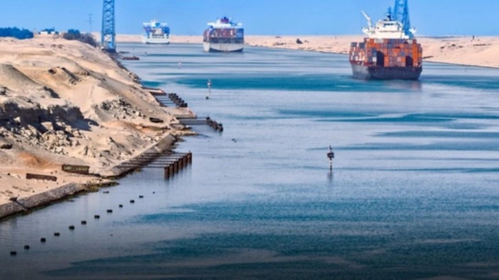 S&uuml;veyş Kanalı'nda kaza: Petrol tankeri, LNG y&uuml;kl&uuml; gemiye &ccedil;arptı