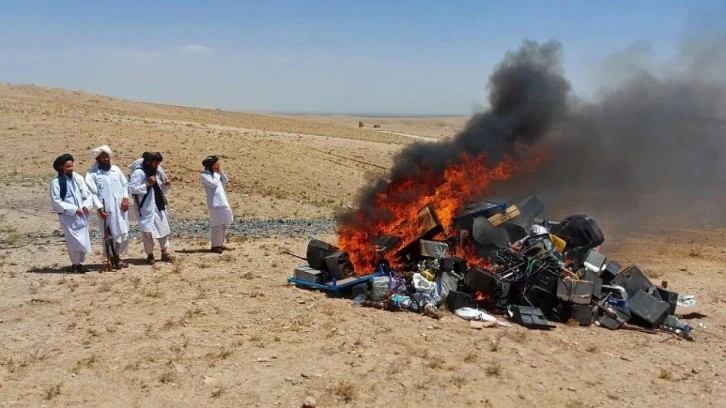 Taliban y&ouml;netimi, m&uuml;zik aletlerini yaktı: İslam'a aykırı
