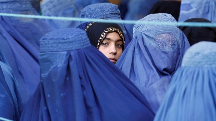 Taliban'dan 10 yaşından b&uuml;y&uuml;k kızlara okul yasağı