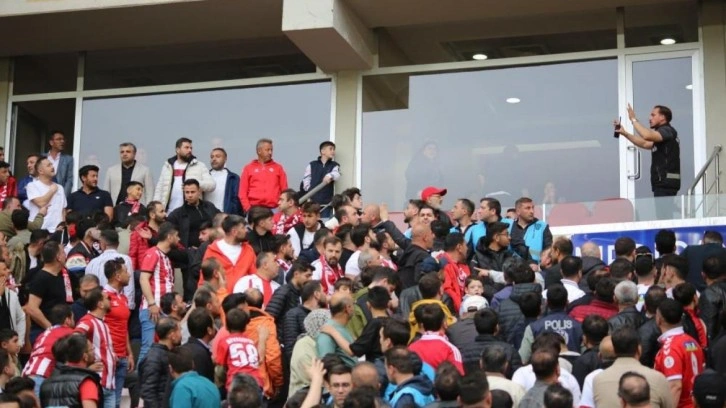 Taraftar isyan etti! Sivassporlu oyuncu taraftarla tartıştı