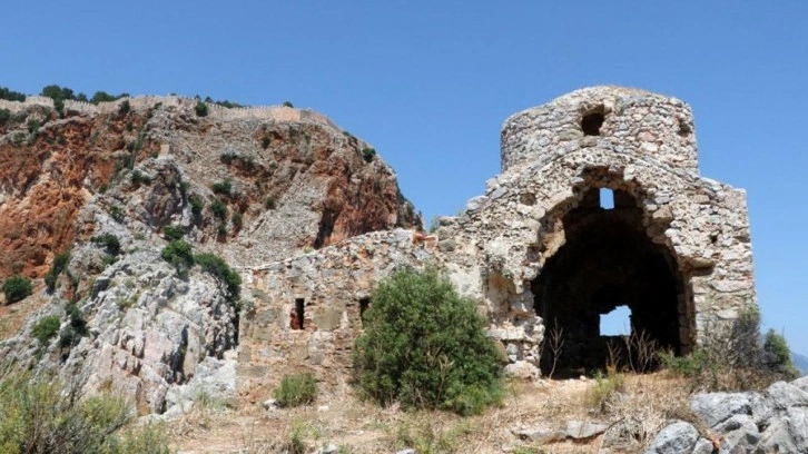 Tarihi kilisede skandal görüntüler