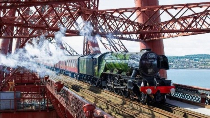 Tarihi 'U&ccedil;an İsko&ccedil;yalı' treni başka bir trenle &ccedil;arpıştı