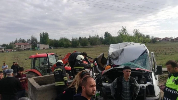 Tarım iş&ccedil;isi ailenin minib&uuml;s&uuml; devrildi: 1 &ouml;l&uuml;, 3'&uuml; &ccedil;ocuk 8 yaralı