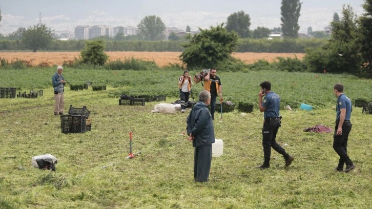 Tarlada &ccedil;alışırken yıldırım isabet eden kadın iş&ccedil;i &ouml;ld&uuml;