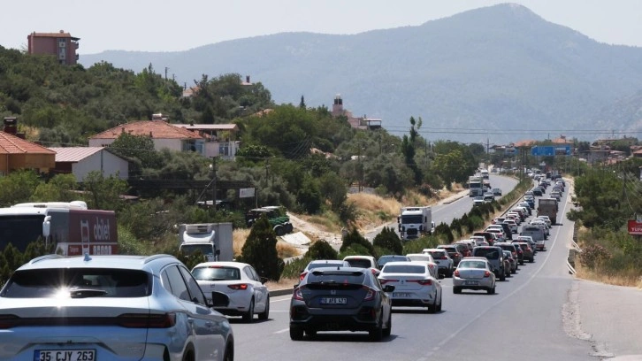 Tatilciler yola çıktı, Muğla yolu kilitlendi: 30 kilometre trafik