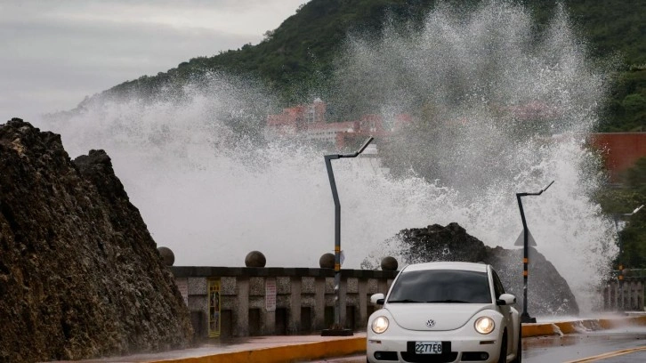 Tayvan'da Fung-wong Süper Tayfunu alarmı!