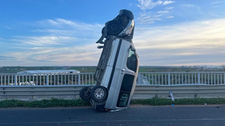 Tekirdağ'da ilginç kaza: Bariyere çarpan araç dik durdu!