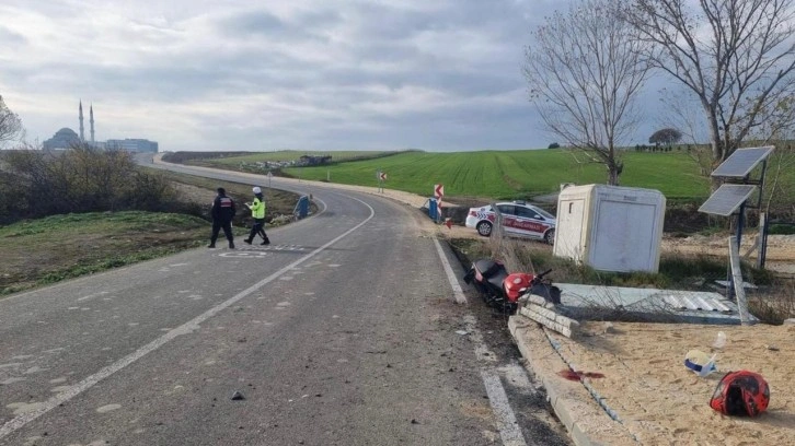 Tekirdağ'da motosiklet, yol kenarındaki tel &ccedil;ite &ccedil;arptı; 1 &ouml;l&uuml;, 1 yaralı