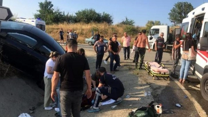 Tekirdağ'da otomobil ile hafif ticari ara&ccedil; &ccedil;arpıştı: 7 yaralı