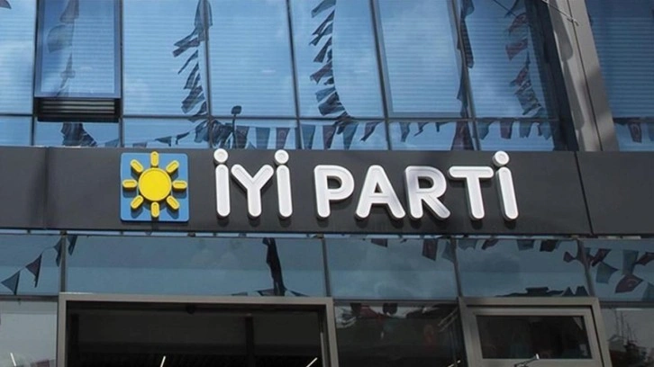 Tepki g&ouml;sterip istifa etti! "İYİ Parti&rsquo;de kadına sinkaflı k&uuml;f&uuml;r &ouml;d&uuml;llendiriliyormuş"