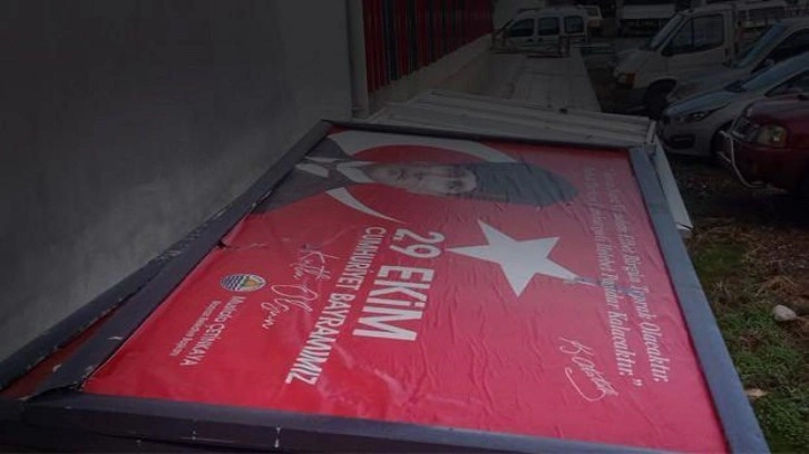 Ter&ouml;r g&ouml;lgesindeki CHP'li belediyeden bayrağa saygısızlık