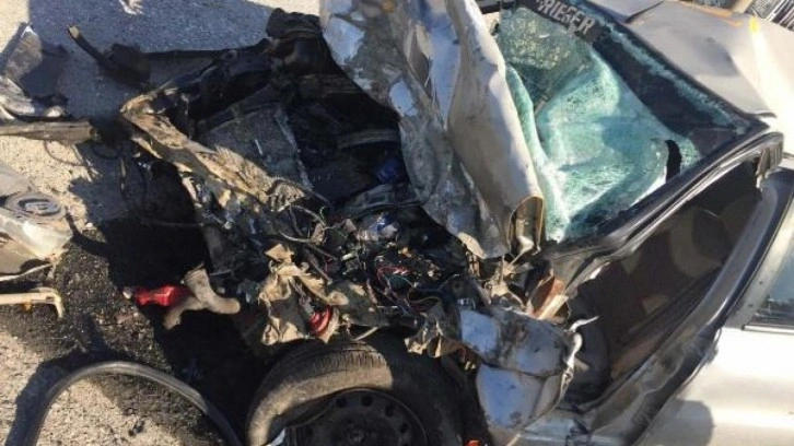 TIR ile &ccedil;arpışan otomobilin s&uuml;r&uuml;c&uuml;s&uuml; &ouml;ld&uuml;