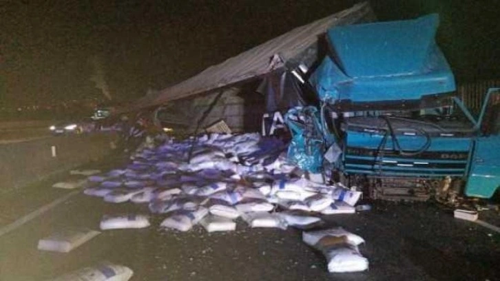 TIR, yol kenarındaki kamyona &ccedil;arptı: 1 &ouml;l&uuml;, 2 yaralı