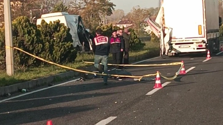 Tırın römorkuna çarpan minibüsteki 1 kişi öldü, 2 kişi de yaralandı