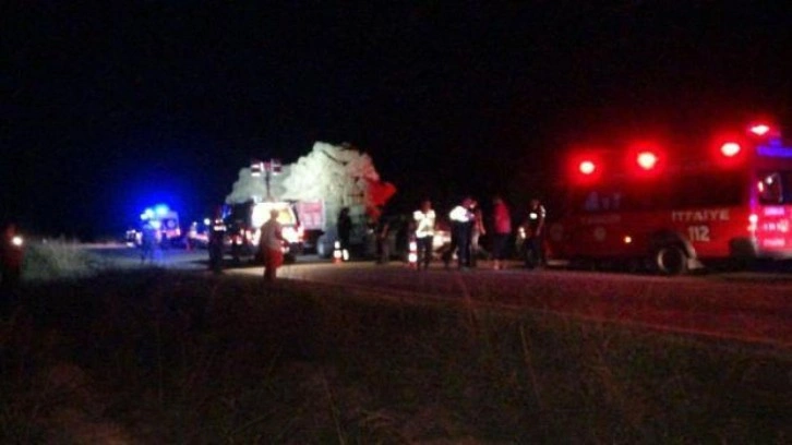 Trakt&ouml;r ile otomobil &ccedil;arpıştı: 1 &ouml;l&uuml;, 2 yaralı