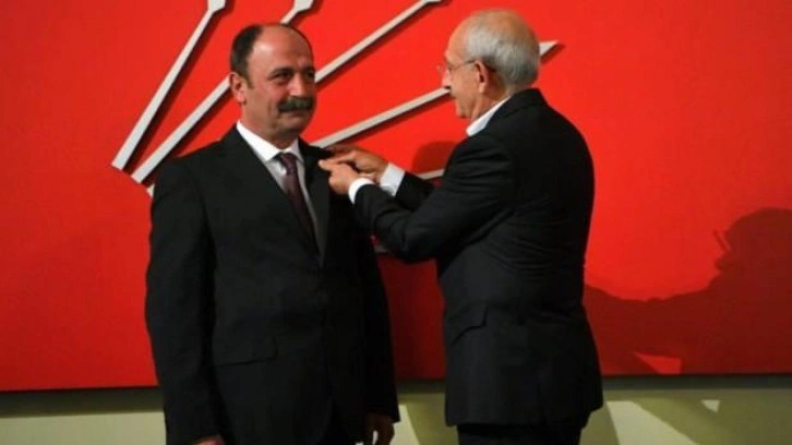 T&uuml;rk bayrağını kaldıran CHP'li başdanışmandan skandal savunma!