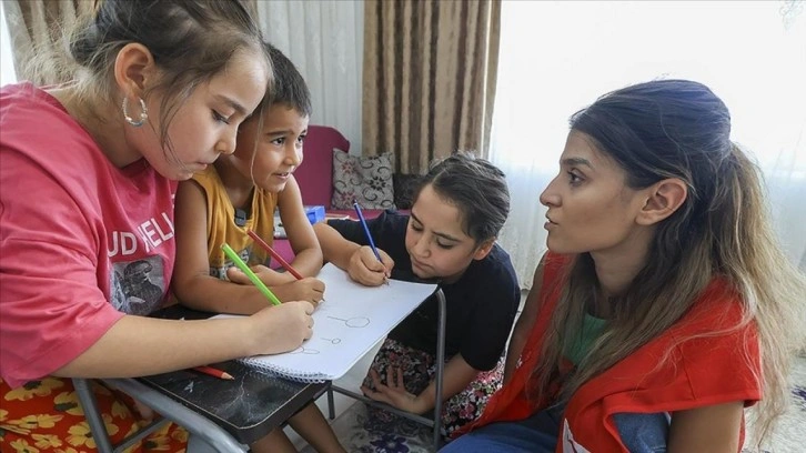 Türk Kızılay, 7 bini aşkın öğrenciye kırtasiye seti dağıttı