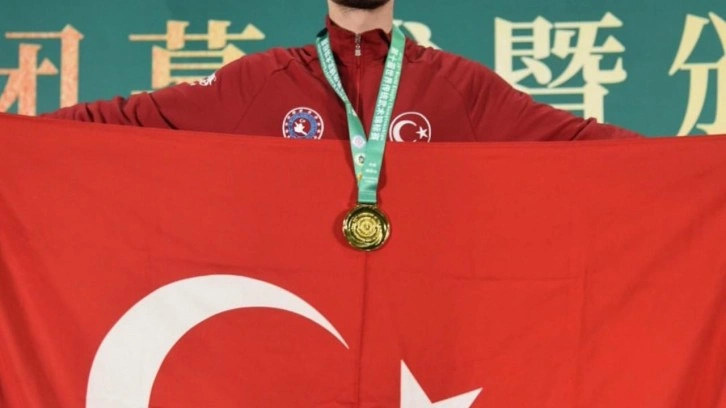 Türk Milli Kungfu Takımı Dünya Şampiyonu: Akyüz'den 'beyaz el' protestosu