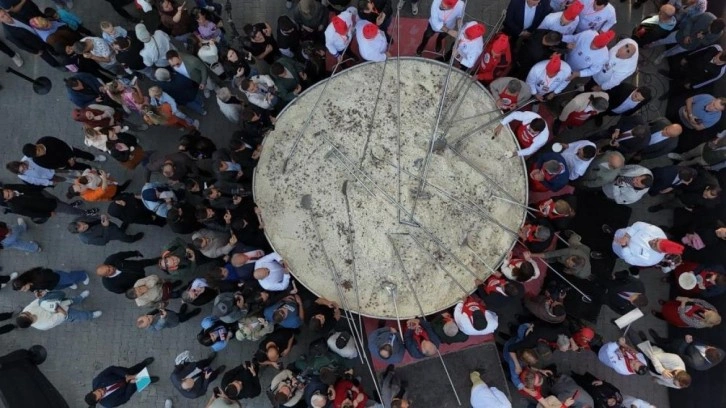 Türkiye'nin en büyük tenceresinde 6 ton pilav pişirildi