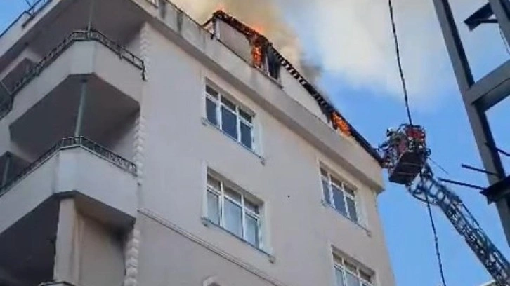 Tuzla'da 6 katlı binanın &ccedil;atısında &ccedil;ıkan yangın s&ouml;nd&uuml;r&uuml;ld&uuml;
