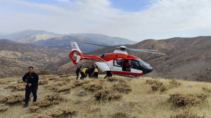 Uçurumdan düşen kişi ambulans helikopterle hastaneye ulaştırıldı
