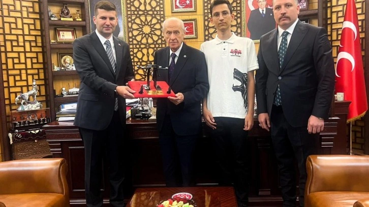 Ülkü Ocakları'nın geliştirdiği TÜRKHAN, Bahçeli'ye hediye edildi