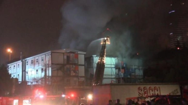 &Uuml;mraniye'de inşaat şantiyesinde yangın; 3 iş&ccedil;i hastaneye kaldırıldı