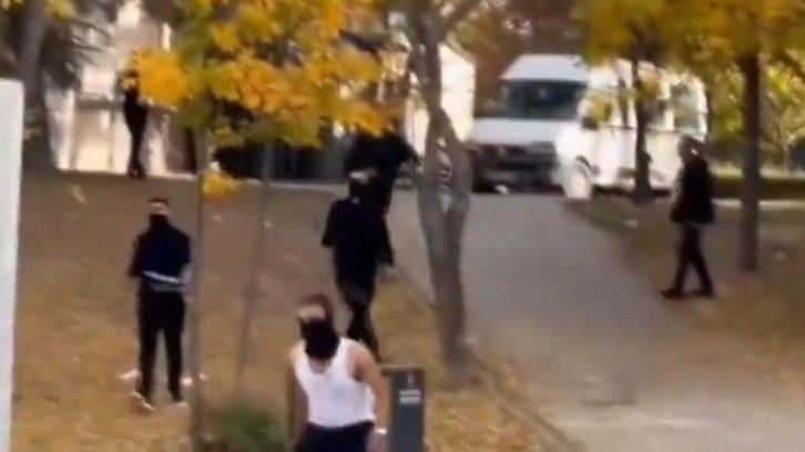 Üniversitede iki grup arasında kavga! Maskeli saldırganlar devreye girdi...