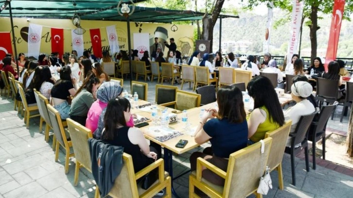 Validen üniversitelilere bayram jesti