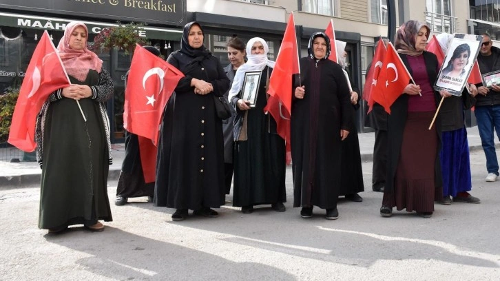 Vanlı aileler DEM Parti binası önünde "evlat nöbeti"nde: Süreç inşallah başarıya ulaşacak