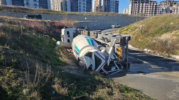 Virajı alamayan beton mikseri devrildi