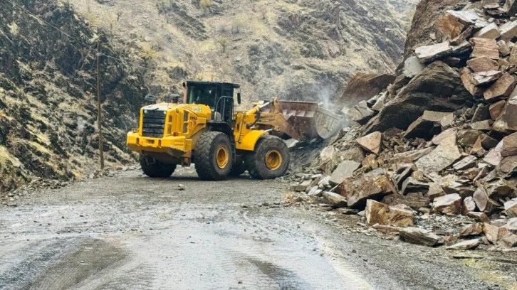 Yağış sonrası kopan kaya parçaları yolu ulaşıma kapattı