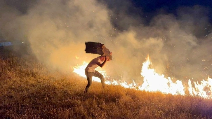 Yerleşim yeri yakınında çıkan anız yangını paniğe neden oldu