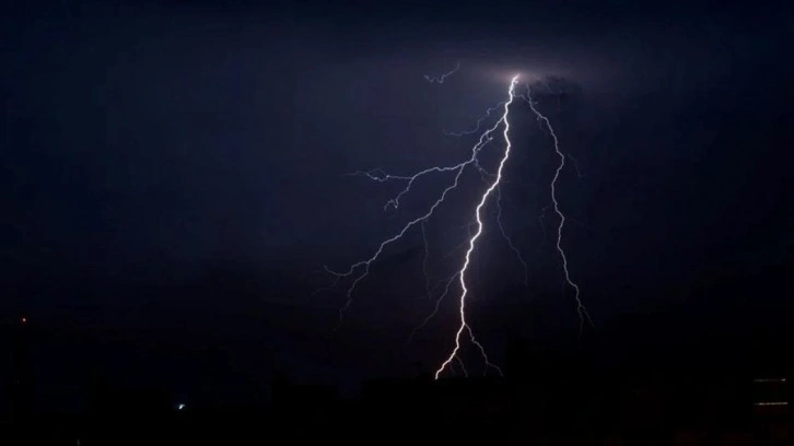 Yıldırımın isabet ettiği gen&ccedil; hayatını kaybetti