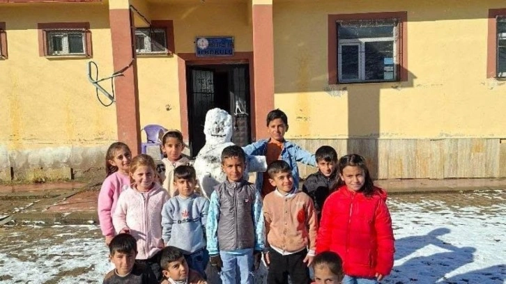 Yılın ilk kardan adamını ilkokul öğrencileri yaptı