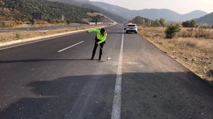 Yılın polisi! Kaza sonrası yolu fırçayla temizledi